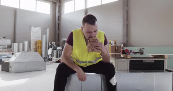 Hombre Comprometido Construcción Quiere Tomar Descanso Comer Sándwich Demasiado Sabroso — Vídeos de Stock