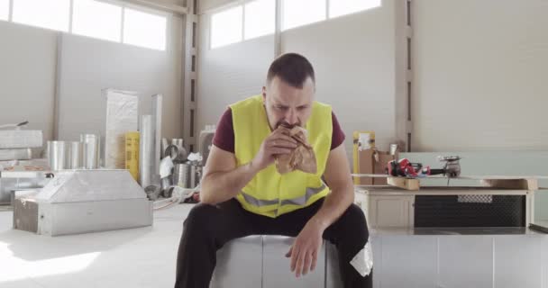Homme Engagé Dans Construction Veut Prendre Une Pause Manger Sandwich — Video