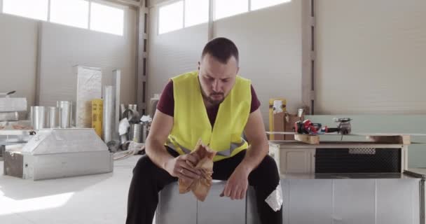 Ein Mann Der Mit Dem Bau Beschäftigt Ist Eine Pause — Stockvideo