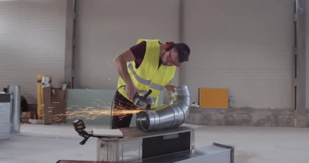 현장에서 일하는 그라인더로 금속을 — 비디오