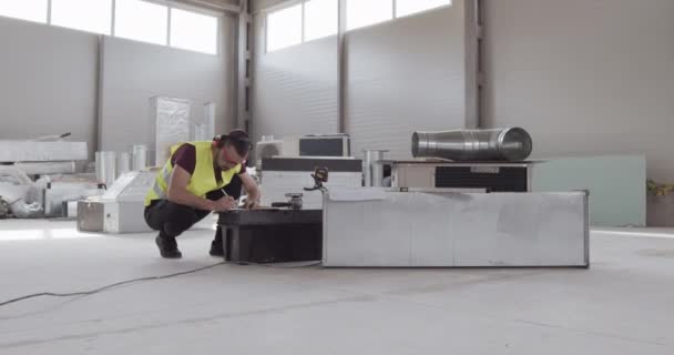 Un employé, architecte, vérifie la planification du travail effectué. Un inspecteur effectue des vérifications sur place .