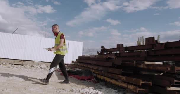 Een Werkende Man Ingenieur Loopt Bouwplaats Met Het Plan Hand — Stockvideo