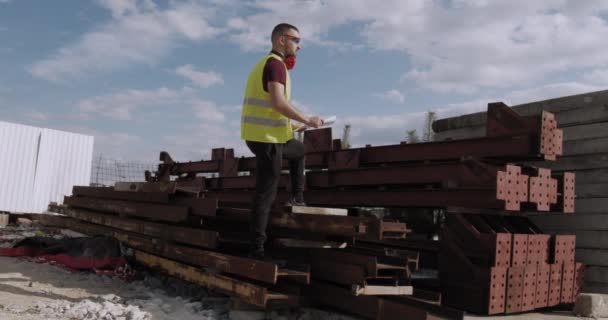 Egy Dolgozó Ember Mérnök Végigsétál Építkezésen Tervvel Kezében Ellenőrzi Munkálatok — Stock videók