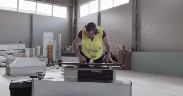 Un homme, un ouvrier de la construction, fait quelques mesures et veut commencer à travailler. Investissements dans la construction .