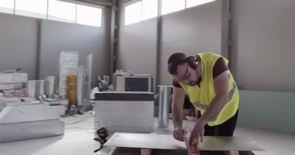Чоловік Будівельник Робить Деякі Вимірювання Хоче Почати Працювати Інвестиції Будівництво — стокове відео