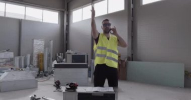 Mühendis defterine not alır ve astlarının yaptığı işlerin kalitesini kontrol eder..