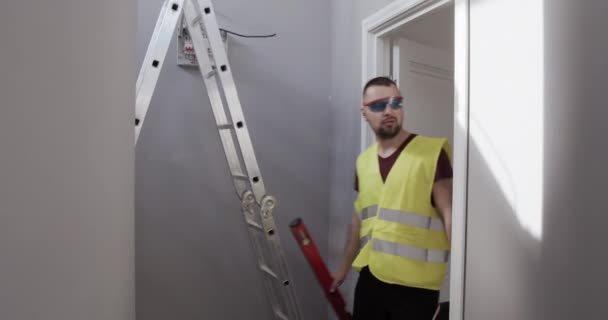Ein Mann Ein Arbeiter Auf Der Baustelle Inspektor Überprüft Die — Stockvideo