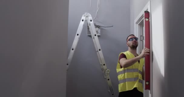 Uomo Operaio Del Cantiere Ispettore Controlla Qualità Dei Lavori Prende — Video Stock