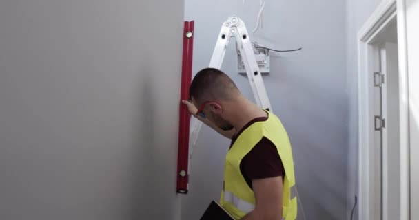 Ein Mann Ein Arbeiter Auf Der Baustelle Inspektor Überprüft Die — Stockvideo