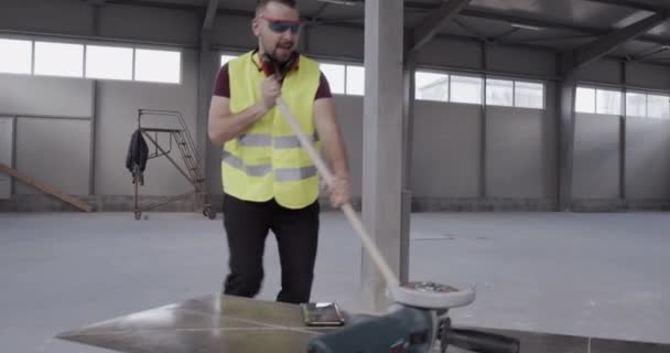 Een Vrolijke Goedgestemde Werknemer Danst Met Veegmachine Tijdens Het Schoonmaken — Stockvideo