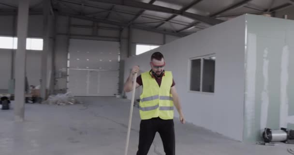 Travailleur Joyeux Bien Disposé Danse Avec Balayeuse Tout Nettoyant Dépôt — Video