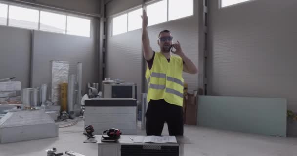 l'ingénieur note dans le carnet et vérifie la qualité des travaux effectués par ses subordonnés .