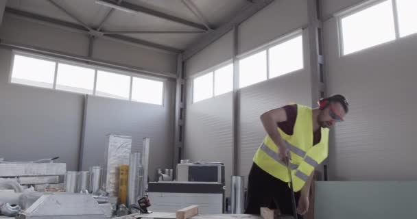 Un homme, un ouvrier sur le chantier. L'inventaire des matériaux de construction et de la technique est fait .