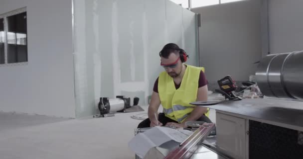 l'ingénieur note dans le carnet et vérifie la qualité des travaux effectués par ses subordonnés .