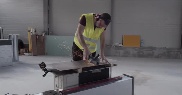 Ouvrier Construction Travaille Dans Entrepôt Coupe Une Machine Découpe Tôle — Video