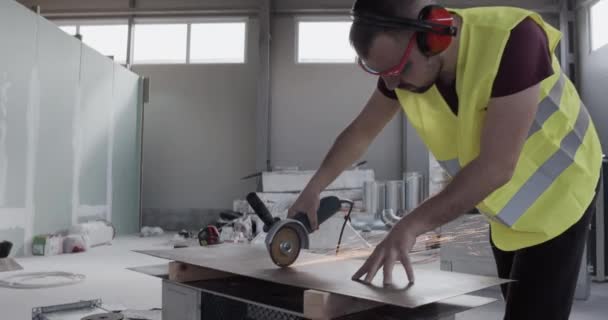 Trabajador Construcción Trabaja Almacén Corta Una Máquina Corte Chapa — Vídeo de stock