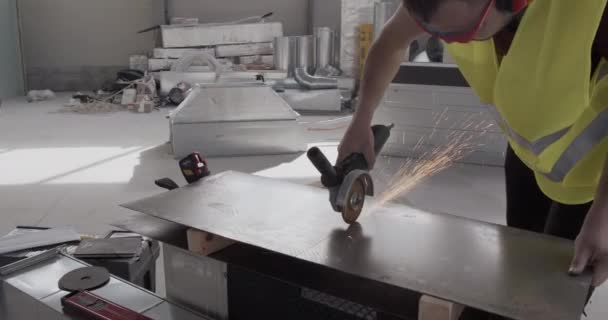 Ouvrier Construction Travaille Dans Entrepôt Coupe Une Machine Découpe Tôle — Video