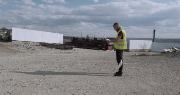 Ouvrier Ingénieur Parcourt Chantier Avec Plan Main Vérifie État Avancement — Video