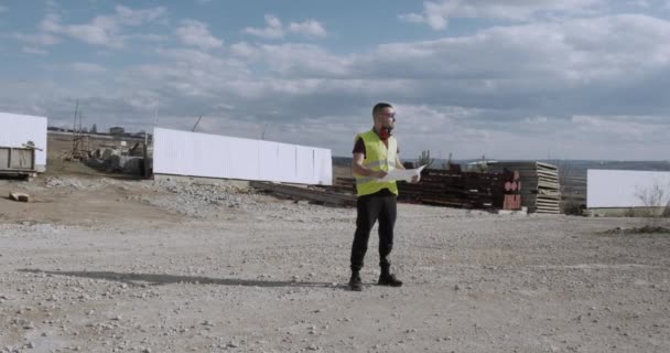 Egy Férfi Egy Munkás Építkezésen Leltár Építőanyagok Technika Történik — Stock videók
