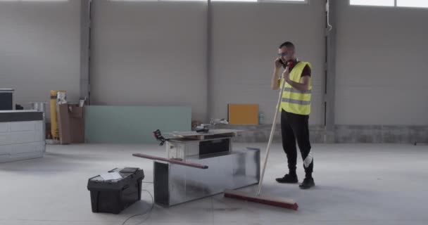 Ein Mann Ein Bauarbeiter Ein Ingenieur Der Die Baustelle Betritt — Stockvideo