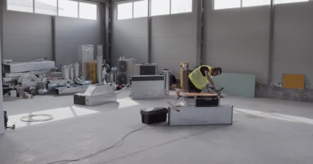 Ouvrier Construction Travaille Dans Entrepôt Métallique Couper Une Feuille Avec — Video