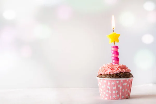 Mum ışık arka plan Bokeh ile pembe doğum günü kek