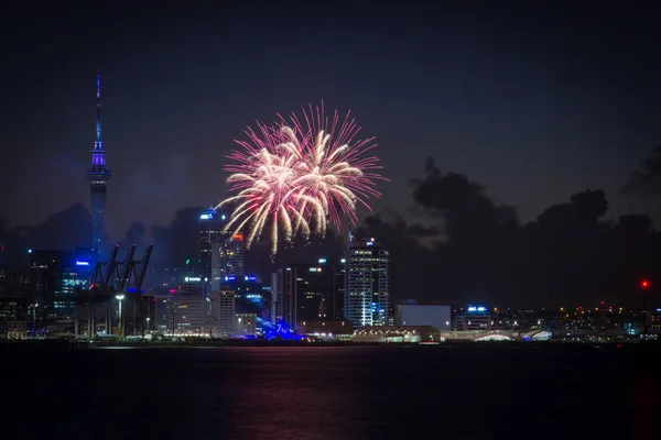 Auckland, Yeni Zelanda - 31 Ocak: Fireworks Auckland manzarası Jan 31 2016 karşı