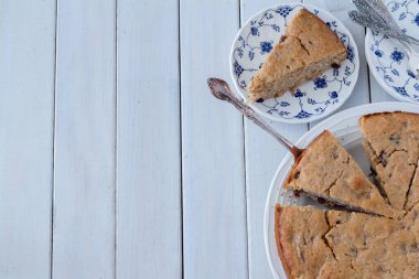 Kopya alanı ile yukarıdan baharatlı elma kek