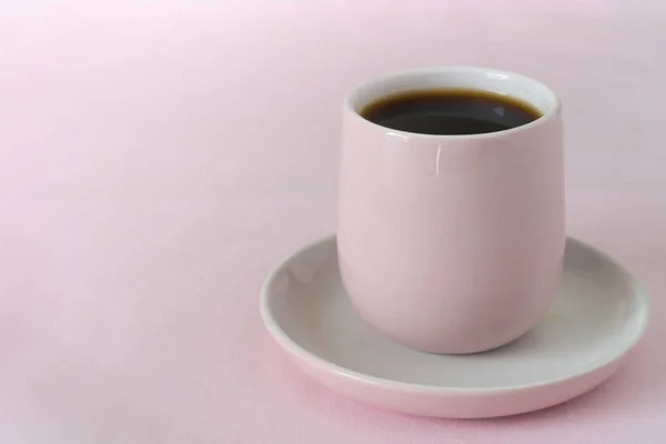 Schwarzer Kaffee in rosa Tasse — Stockfoto
