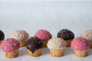 Çizgi tablo üzerinde Mini vanilyalı kek