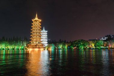 Güneş ve ay Pagoda gece göl Guilin Çin üzerinde