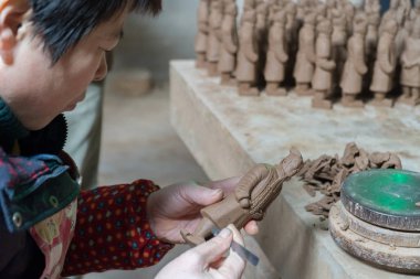 Xian Çin, 20 Kasım: Resmi Terracotta Warrior yinelemeler Xian Çin'de 20 Kasım 2017 yapma Çinli işçi
