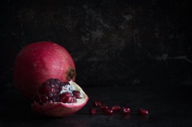 Pomegrante kopya alanı yatay bir koyu zemin üzerine