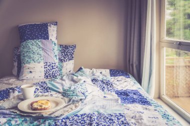 Pastırmalı yumurta yatakta bir yağmurlu günde - yatay