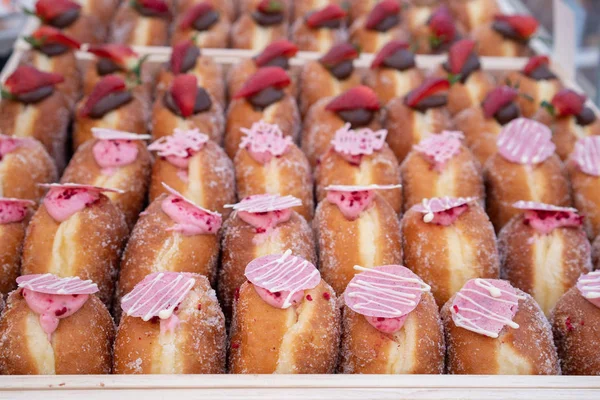Hallon Och Grädde Gourmet Donuts Gata Marknad Horisontell Selektiv Fokus — Stockfoto