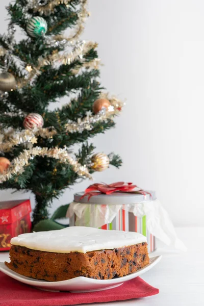 Gazdag Gyümölcs Karácsonyi Torta Előtt Egy Fény Háttér Másolás Tér — Stock Fotó