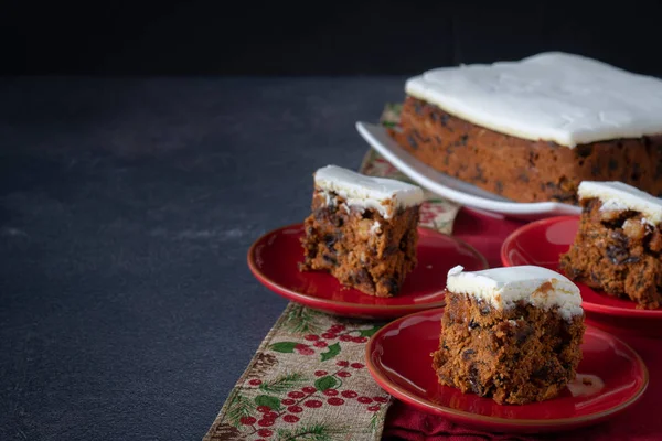 Pastel Navidad Frutas Ricas Mesa Con Presente Fondo Oscuro Con — Foto de Stock