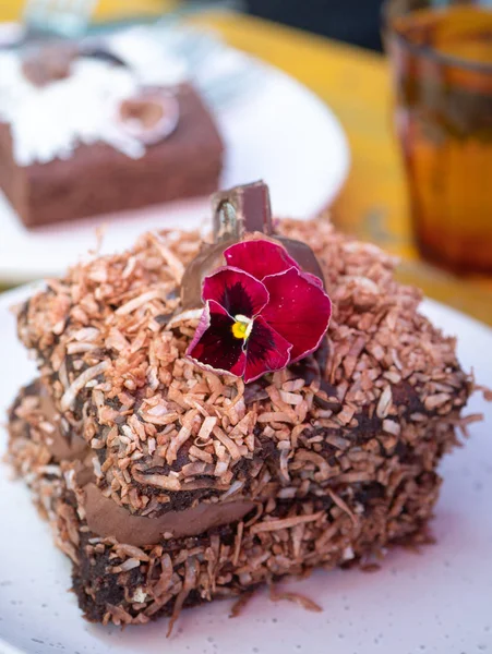 Закрытие Декадентского Chocolate Lamington Муссом Chocolate Тарелке Кафе Выборочный Фокус — стоковое фото