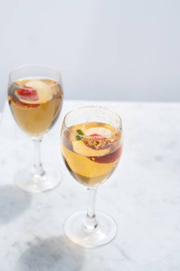 Fotokopi Alanı ve Dikey Suyla Beyaz Şarap Bardağına Düşen Çilek