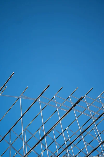 Metalen Structuur Tegen Heldere Blauwe Lucht Met Kopieerruimte Verticaal — Stockfoto