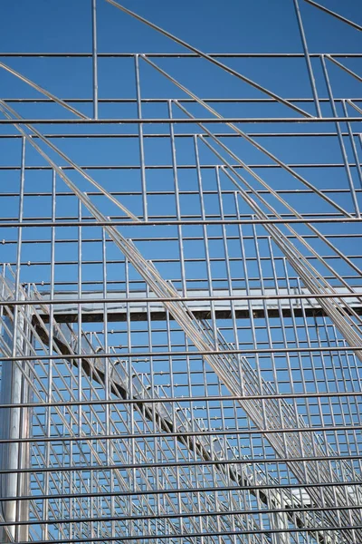 Metalowa Konstrukcja Tle Przejrzystego Błękitnego Nieba — Zdjęcie stockowe