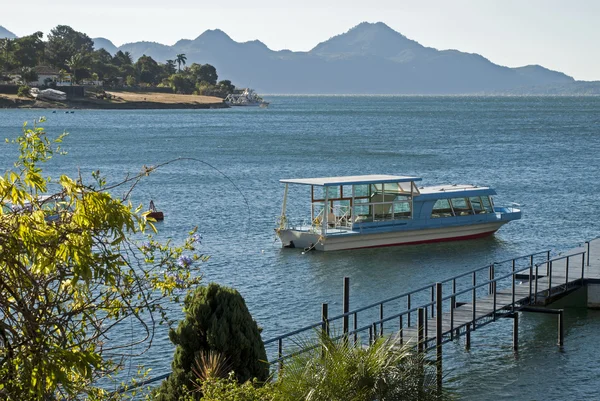 Озеро Атитлан с экскурсионной лодкой — стоковое фото