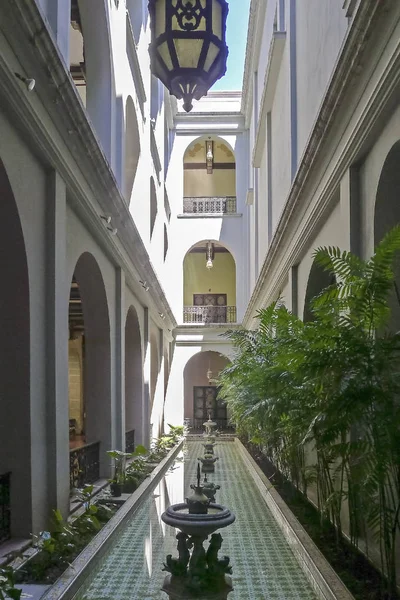 Narrow Spanish Colonial Courtyard — Stock Photo, Image