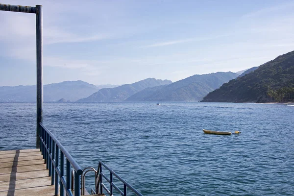 Pier van de landing door de Stille Oceaan — Stockfoto