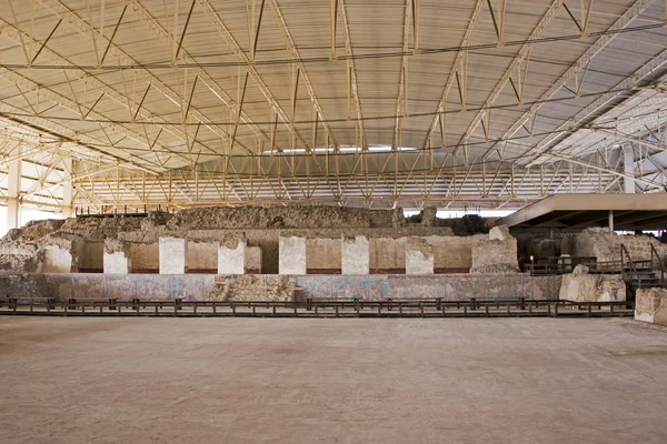 Roof to protect ancient treasures — Stock Photo, Image