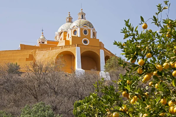 Igreja no México com laranjeira — Fotografia de Stock