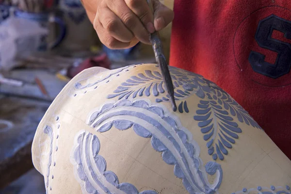  Bir Meksikalı kil vazo dekorasyon