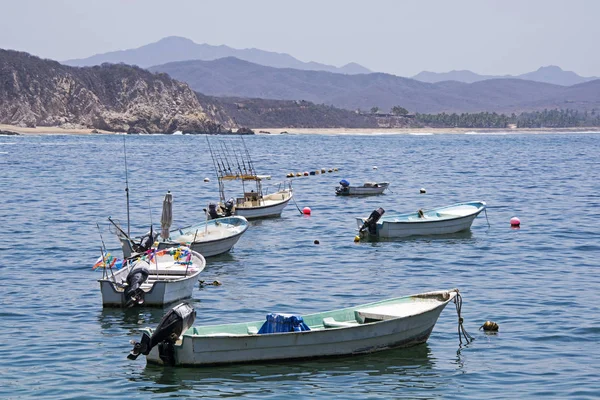 Barche da pesca ancorate in una baia oceanica — Foto Stock