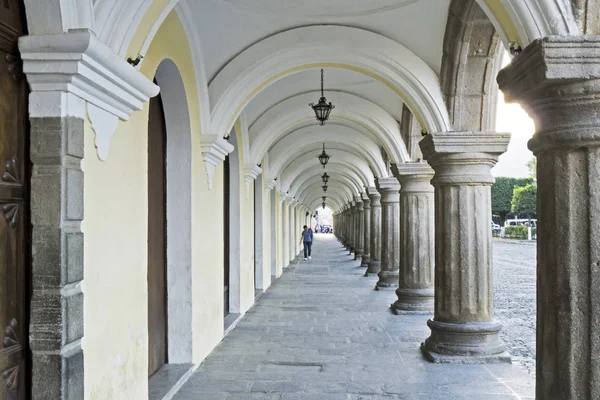 殖民地的拱门和柱子在安提瓜 — 图库照片