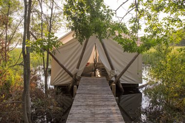  Su üzerinde kamp çadırı